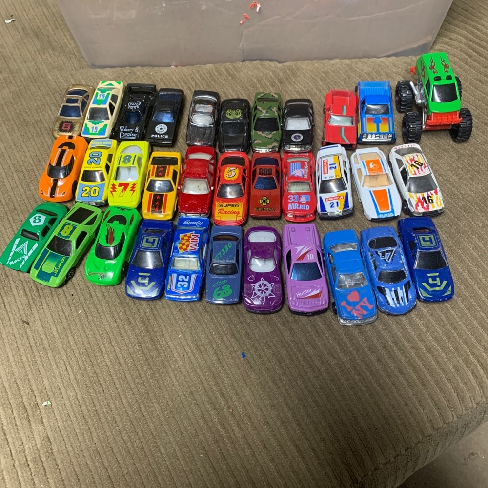 MADE IN CHINA GENERIC UNBRANDED PLASTIC & METAL1:64 DIECAST CAR LOT OF 33